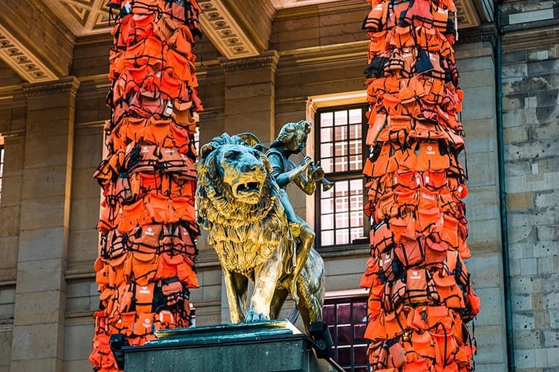艾未未用 14,000 件救生衣將柏林音樂廳變為「難民紀念碑」