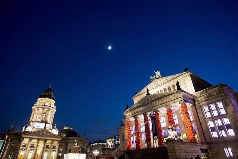 艾未未用 14,000 件救生衣將柏林音樂廳變為「難民紀念碑」