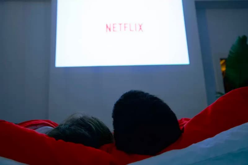 Airbnb 推出「Netflix & Chill」主題「觀影房」迎接情人節