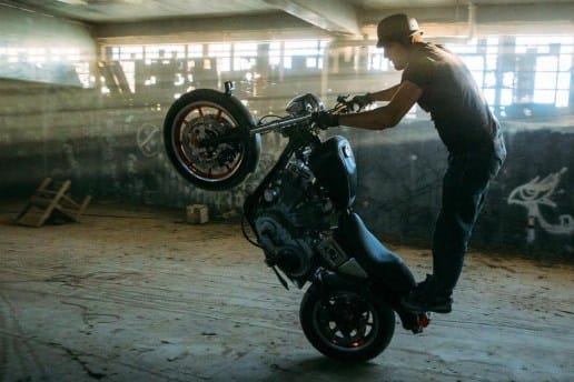 GoPro 走進廢棄監獄 瘋狂玩電單車