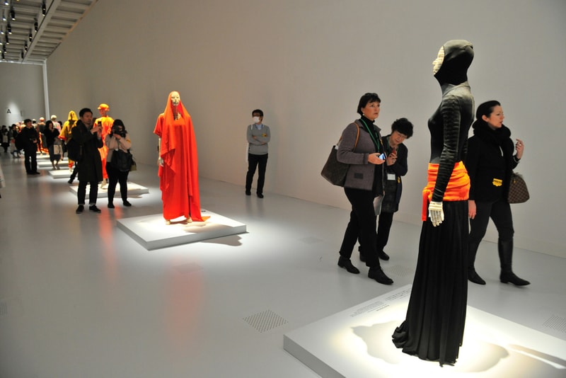 走進三宅一生作品回顧展
