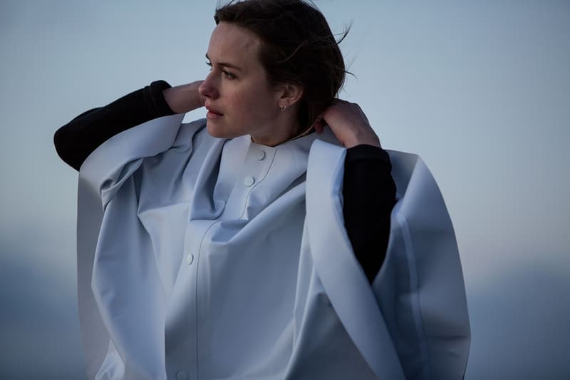 雨季逸品－Snarkitecture x THE ARRIVALS 推出簡約斗篷雨衣