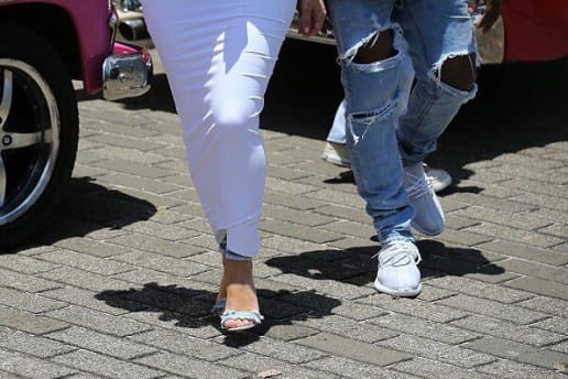 Kanye West 腳著全白色 Yeezy Boost 350 現身古巴