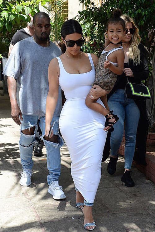 Kanye West 腳著全白色 Yeezy Boost 350 現身古巴