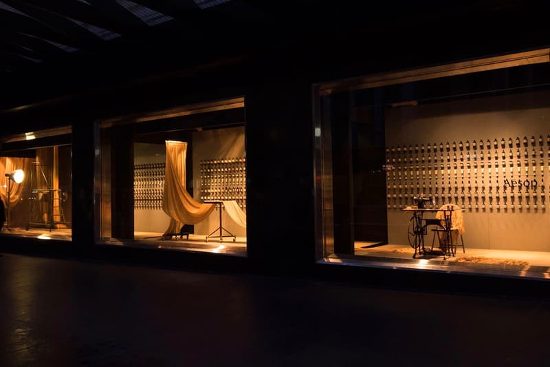 Aesop 在櫥窗展示中融入表演藝術