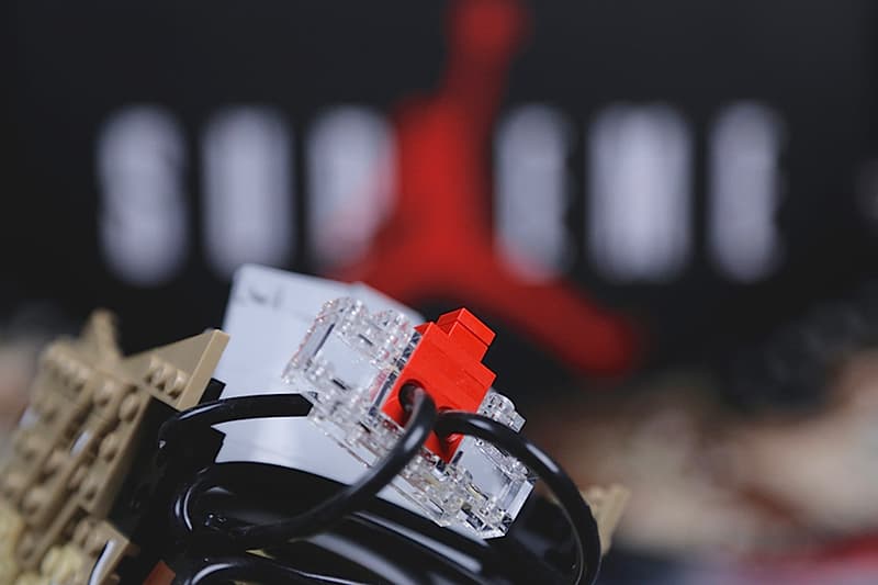 LEGO 版 Supreme x Air Jordan 5 積木