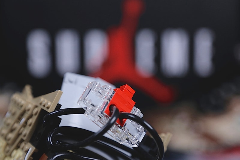 LEGO 版 Supreme x Air Jordan 5 積木