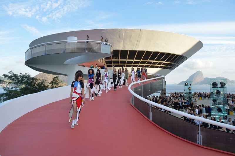 Louis Vuitton 於巴西 Niteroi Contemporary Art Museum 舉辦 2017 Cruise 系列發佈會