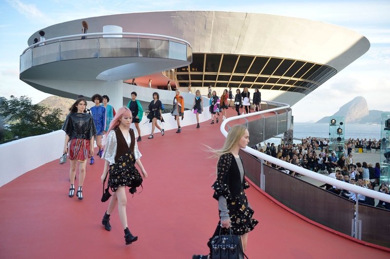 Louis Vuitton 於巴西 Niteroi Contemporary Art Museum 舉辦 2017 Cruise 系列發佈會