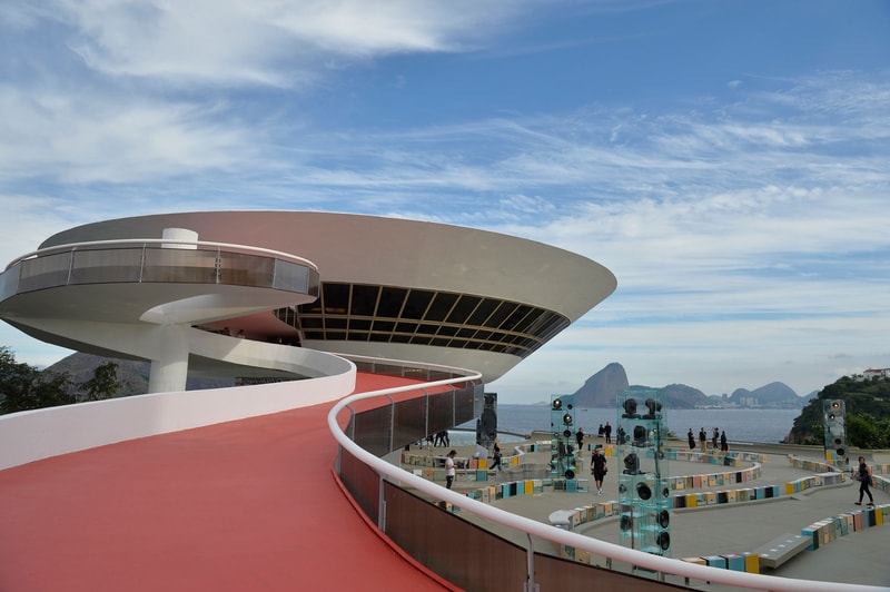 Louis Vuitton 於巴西 Niteroi Contemporary Art Museum 舉辦 2017 Cruise 系列發佈會