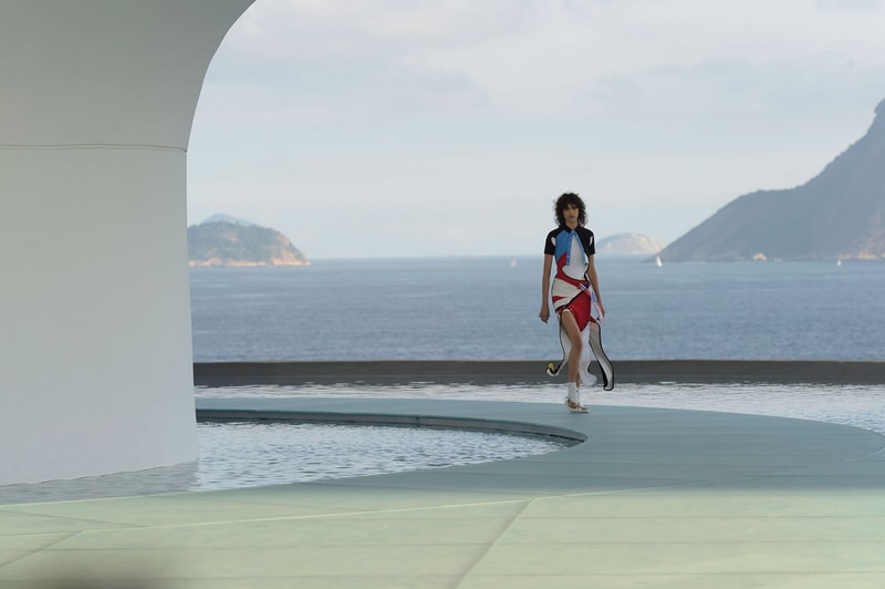 Louis Vuitton 於巴西 Niteroi Contemporary Art Museum 舉辦 2017 Cruise 系列發佈會