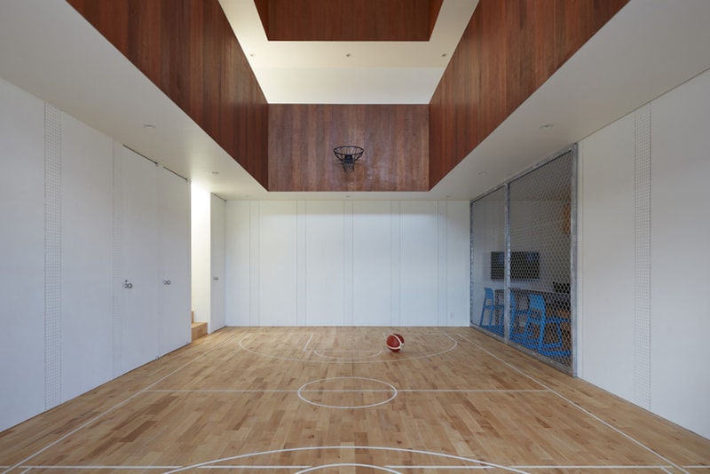 basketball court house by koizumisekkei