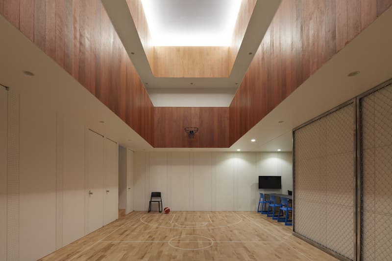 basketball court house by koizumisekkei