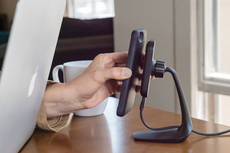 Mophie 為 iPhone 打造 Charge Force 無線充電背殼和底座