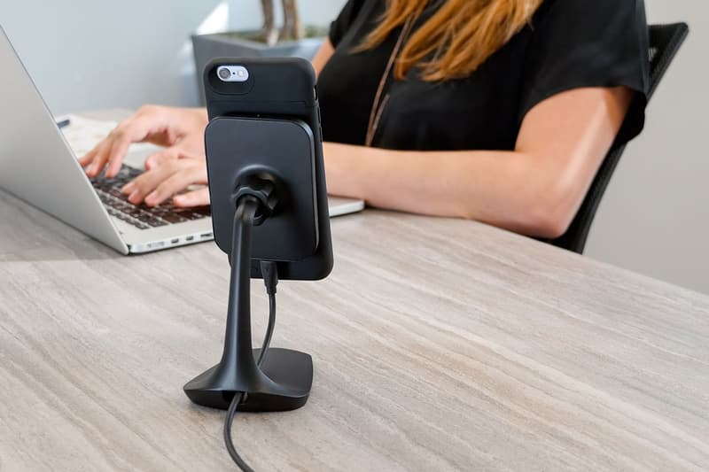 Mophie 為 iPhone 打造 Charge Force 無線充電背殼和底座