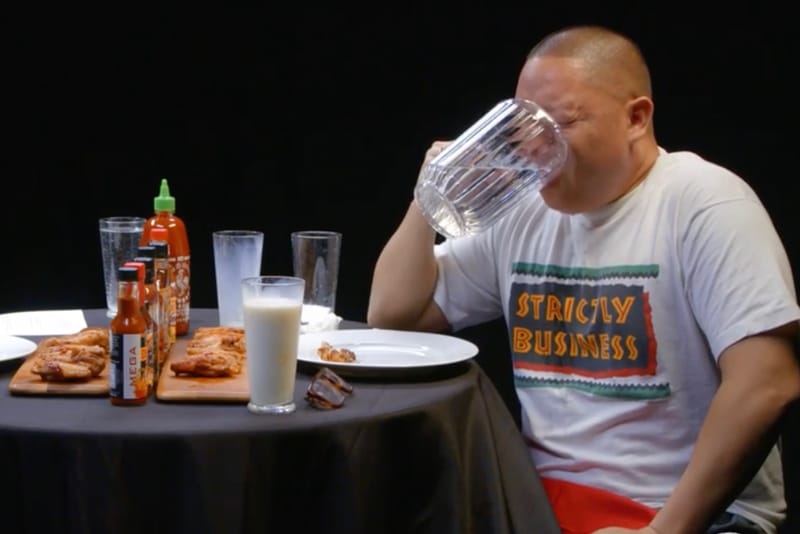 Eddie Huang「爆笑」挑戰 Scoville 辣度指數爆表烤雞翅