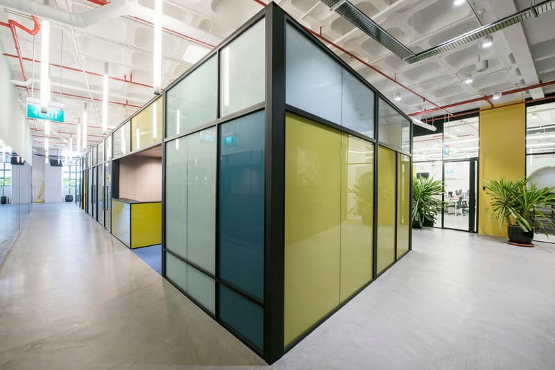 擁有 BE@RBRICKS 玩偶「展示區」的雜貨物流公司總部