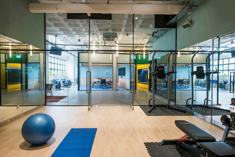 擁有 BE@RBRICKS 玩偶「展示區」的雜貨物流公司總部