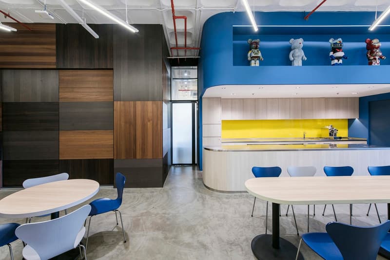 擁有 BE@RBRICKS 玩偶「展示區」的雜貨物流公司總部