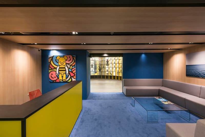 擁有 BE@RBRICKS 玩偶「展示區」的雜貨物流公司總部