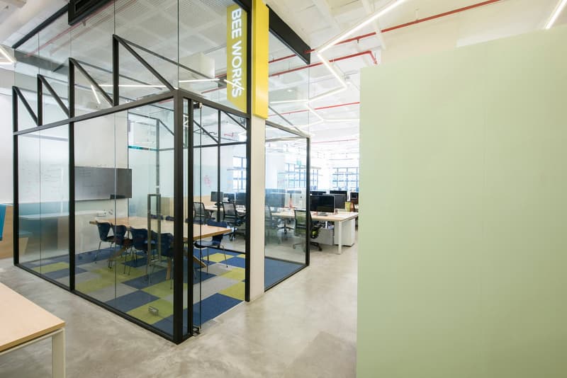 擁有 BE@RBRICKS 玩偶「展示區」的雜貨物流公司總部