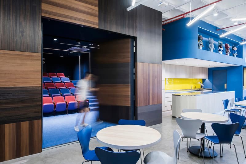 擁有 BE@RBRICKS 玩偶「展示區」的雜貨物流公司總部