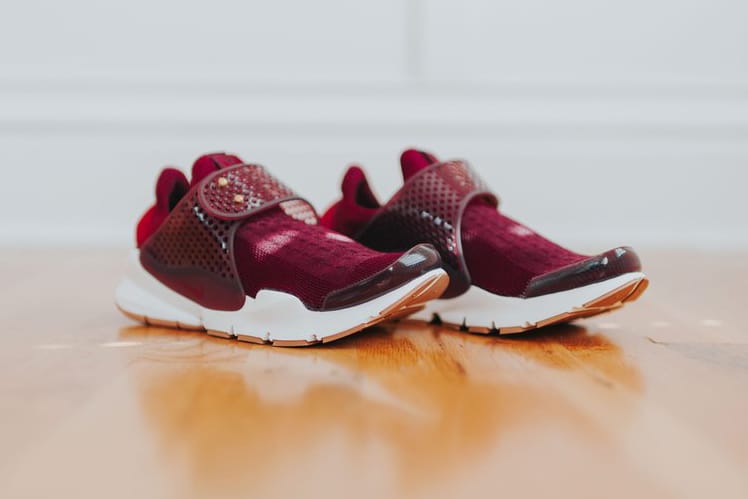 女生獨佔！Nike Sock Dart 推出全新「Night Maroon/Noble Red」配色