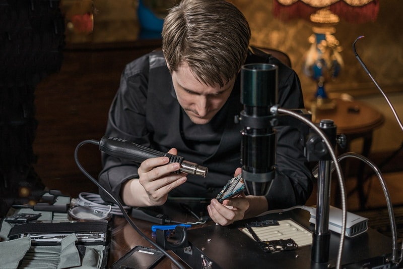edward snowdon iphone 6 monitor