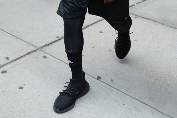 Kanye West 上腳全新 Yeezy Boost 350 現身紐約街頭