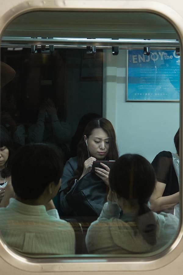 凝視東京地鐵乘客的千姿百態