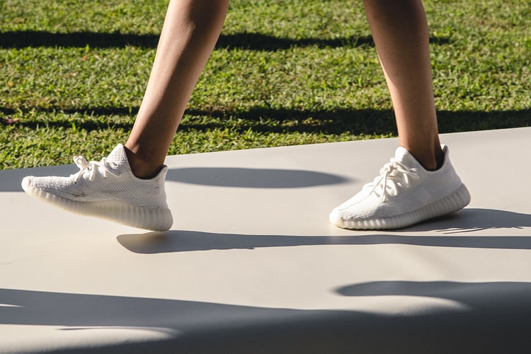 Kanye West 於 YEEZY Season 4 發佈會中釋出全白配色 YEEZY Boost 350