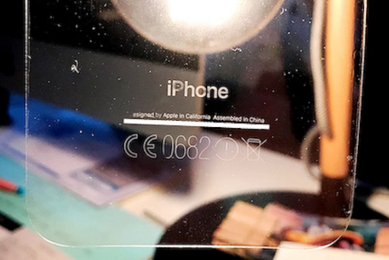 黑亮版 iPhone 7 使用機背保護貼出現文字脫落問題