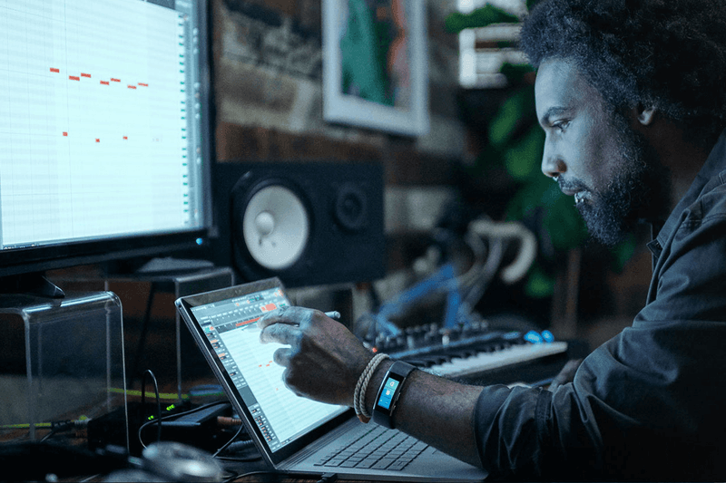 全新 MacBook Pro 與 Surface Book 2016 對決