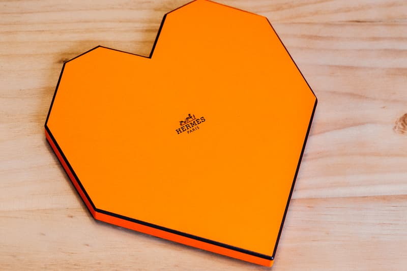 心型禮盒 Hermès「Brides de gala LOVE 90」Silk Scarf