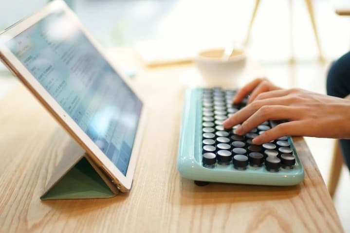 Lofree 推出復古機械式無線鍵盤