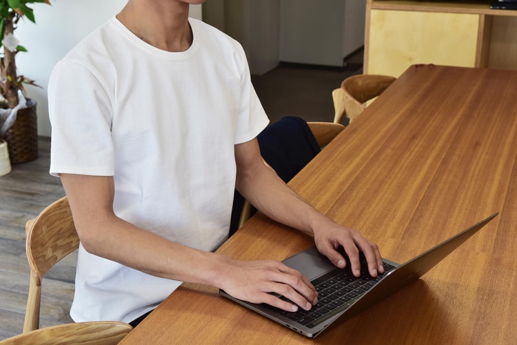 日本「透けない白 T 製作委員会」推出限量「正裝白 T」