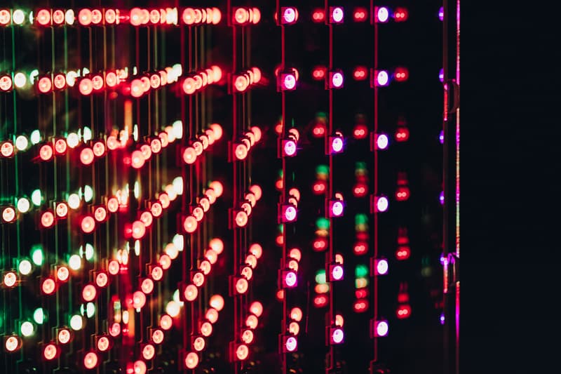 隨節奏變幻色彩－Looking Glass Factory 立方擺設