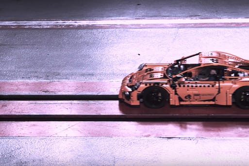 LEGO 保時捷 911 GT3 RS 的「生死時速」衝擊測試