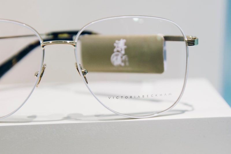 走進 Victoria Beckham x 溥儀眼鏡「Puyi Wardrobe」眼鏡展
