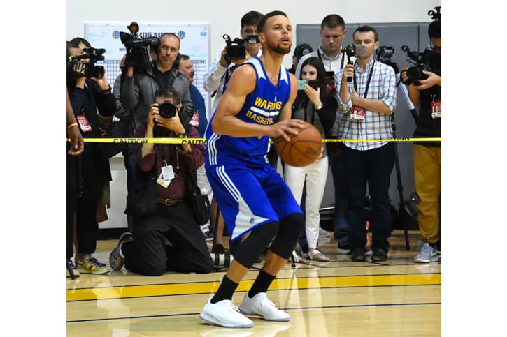 Stephen Curry 着用全白色低筒版本 Under Armour Curry 4