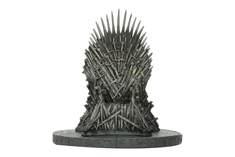 粉丝自製《权力的游戏》鐵王座手机充電座