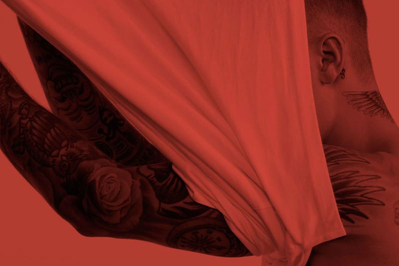 Justin Bieber 與造型師 Karla Welch 合作推出純白色 T-Shirt 別注系列