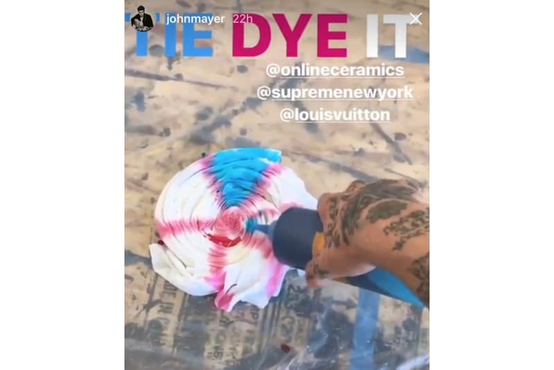 John Mayer 身穿 DIY 紮染 Supreme x Louis Vuitton Box Logo Tee 登台表演