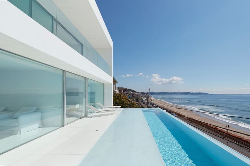 走進位於日本江之島電鐵線旁的「無菌」海景屋