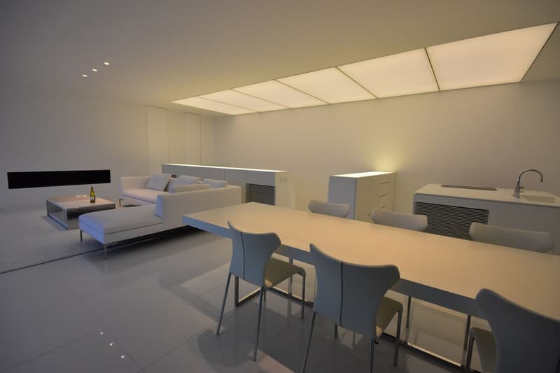 走進位於日本江之島電鐵線旁的「無菌」海景屋