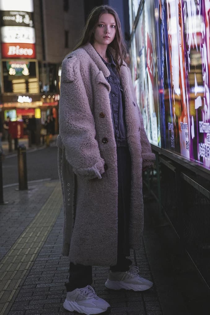 《Vogue》澳洲版為 YEEZY BOOST Wave Runner 700 拍攝造型特輯