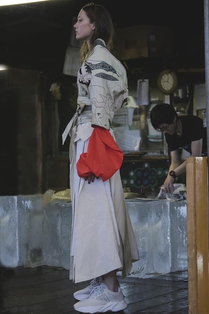 《Vogue》澳洲版為 YEEZY BOOST Wave Runner 700 拍攝造型特輯