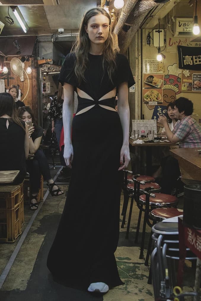 《Vogue》澳洲版為 YEEZY BOOST Wave Runner 700 拍攝造型特輯