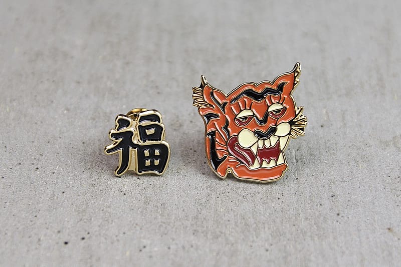 Metalize Productions 推出「福」與「虎」胸針套組