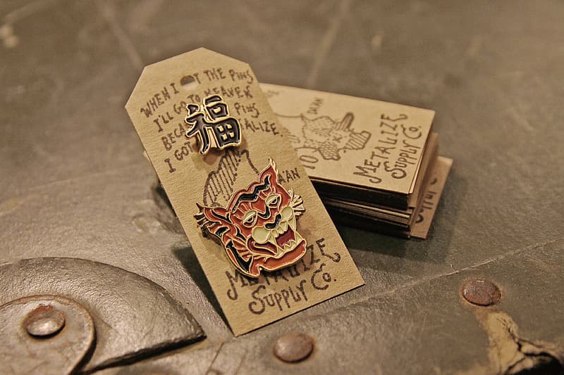 Metalize Productions 推出「福」與「虎」胸針套組